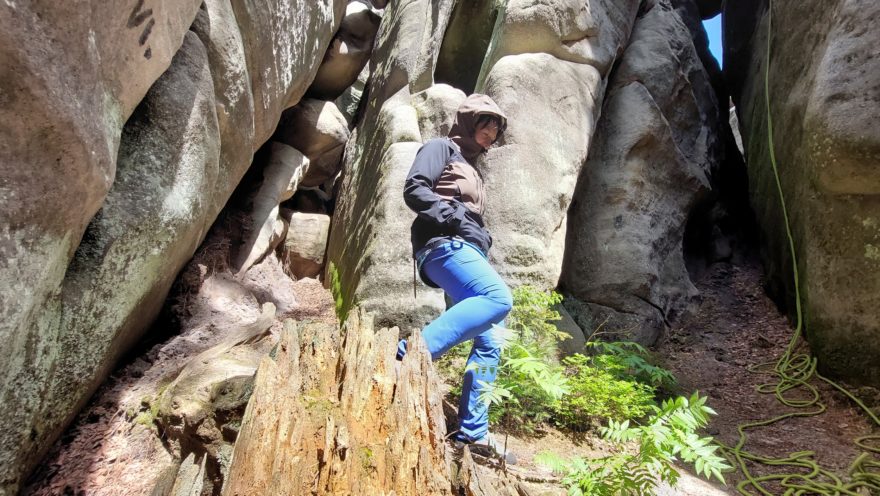 Testování kalhot NORTHFINDER JIMENA ve skalách