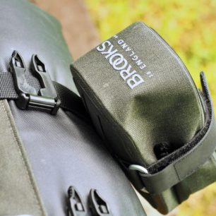 Alternativní umístění brašny Scape Saddle Pocket Bag na Scape Handlebar Rollu. Detail uchycení k jednomu z nylonových popruhů.