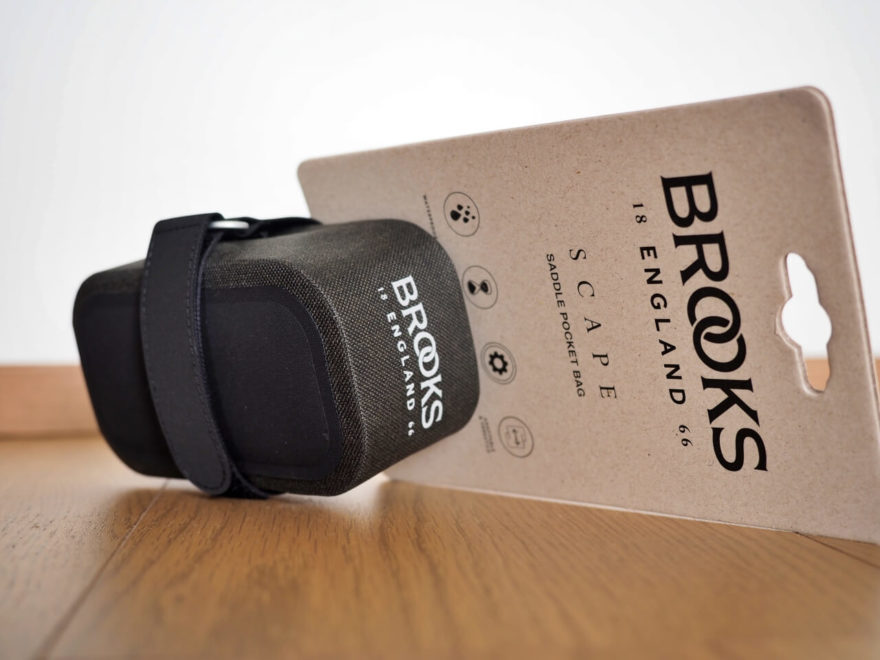 Balení brašničky Brooks Scape Saddle Pocket Bag.