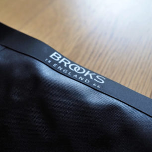 Hypalonový proužek s logem Brooks drybagu podsedlové brašny Scape Seat Bag.
