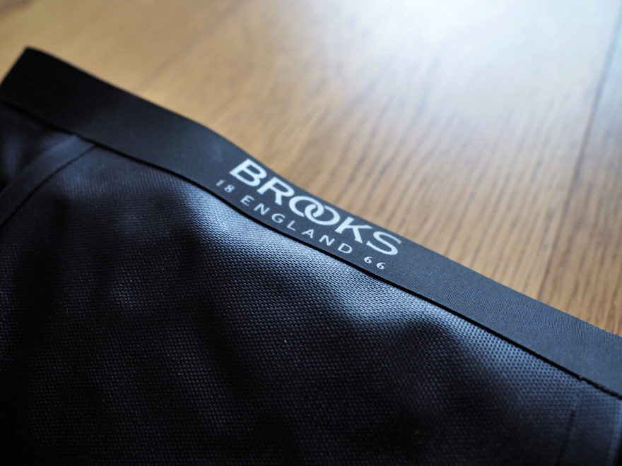 Hypalonový proužek s logem Brooks drybagu podsedlové brašny Scape Seat Bag.