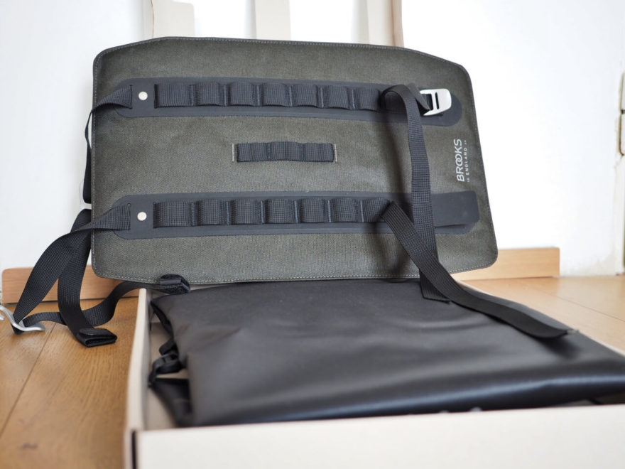 Otevřená krabice s postrojem Brooks Scape Handlebar Roll.