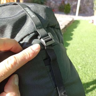 Centrální popruh se sponou a háčkem na batohu THULE TOPIO 30