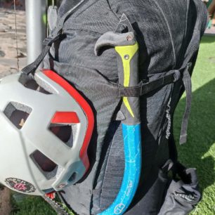 Detail fixace cepínu a helmy na batohu THULE TOPIO 30