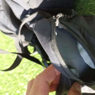 Detail kapsy na bederním pásu batohu THULE TOPIO 30