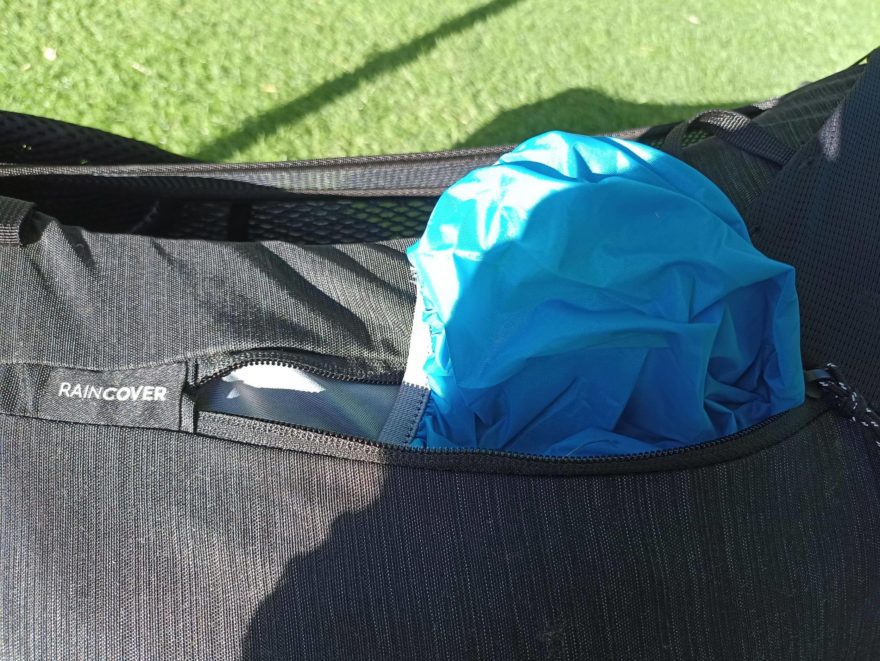 Detail kapsy na pláštěnku batohu THULE TOPIO 30