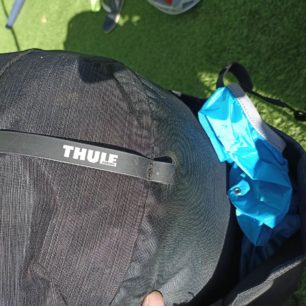 Detail na vrchlík s kapsou a vloženou pláštěnkou - THULE TOPIO 30