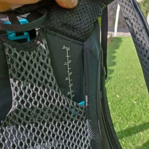 Detail nastavování délky zad podle torza v palcích a centimetrech - THULE TOPIO 30