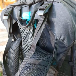 Detail polstrování a balančního popruhu na batohu THULE TOPIO 30