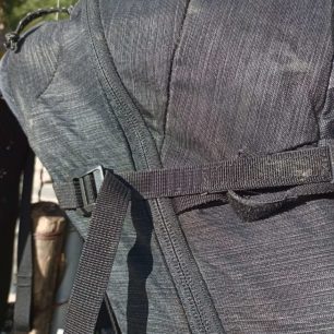 Detail spony a stahování kompresního popruhu batohu THULE TOPIO 30