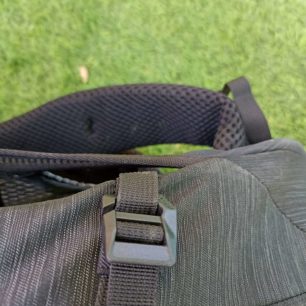 Detail spony kompresního popruhu, který lze díky háčku úplně odepnout - THULE TOPIO 30