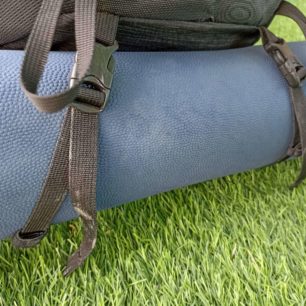 Detail uchycení karimatky a využití spodních popruhů batohu THULE TOPIO 30