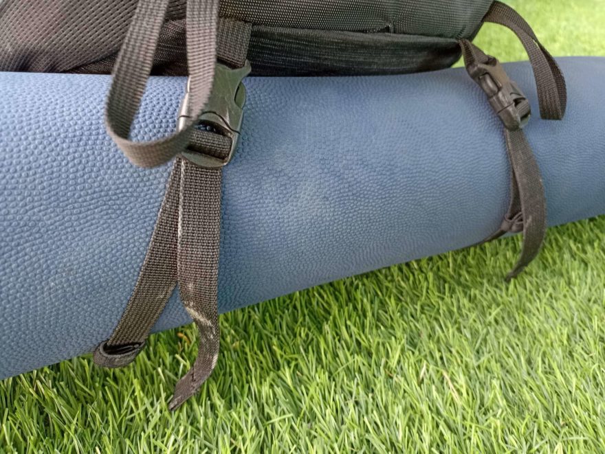 Detail uchycení karimatky a využití spodních popruhů batohu THULE TOPIO 30