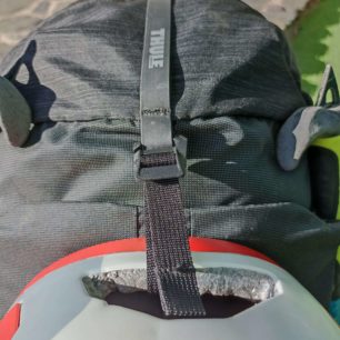 Fixace helmy na batoh THULE TOPIO 30