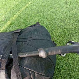 Fixace hůlky na batoh THULE TOPIO 30 - detail s madlem