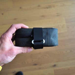 Pohled ze strany na Scape Saddle Pocket Bag a stříbrné očko s hypalonovým popruhem.