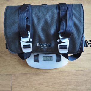 Povinné převážení Scape Handlebar Rollu. Váha ukazuje 579 g.