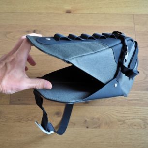 Rozevření Brooks Scape Seat Bagu.