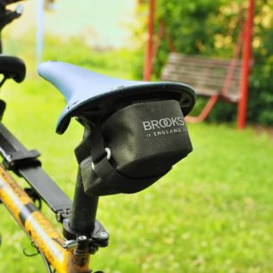 Scape Saddle Pocket Bag jako samostatná brašnička připnutá k sedlu. Pojme sadu lepení, montpáky, duši i malý multitool.