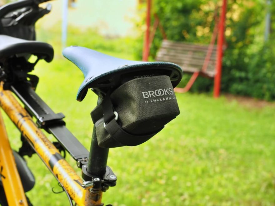 Scape Saddle Pocket Bag jako samostatná brašnička připnutá k sedlu. Pojme sadu lepení, montpáky, duši i malý multitool.