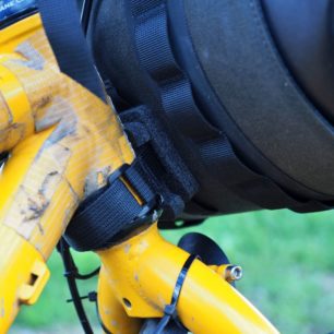 Upínací popruh k hlavové trubce Scape Handlebar Rollu.