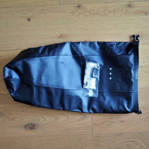 Vodotěsný vak a aretační sponka Scape Seat Bagu.