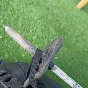 Fixace hůlky na batoh THULE TOPIO 30 - detail s talířkem