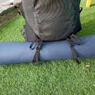 Fixace klasické pěnové karimatky na batoh THULE TOPIO 30