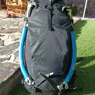 Fixace lezeckých cepínů na batoh THULE TOPIO 30 - čelní pohled