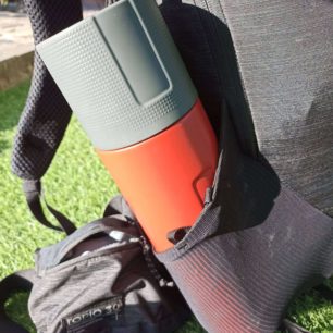 Velká termoska v boční síťované kapse batohu THULE TOPIO 30