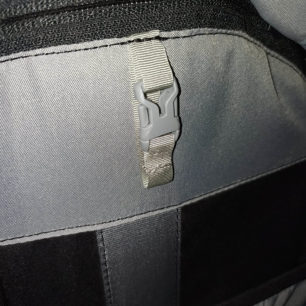 Vnitřní kapsa a spona na zavěšení Camel bagu - THULE TOPIO 30