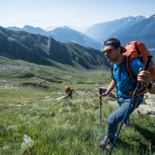 Na speed hiking vybírejte mezi nízkými botami nebo obuví, která chrání vaše kotníky.