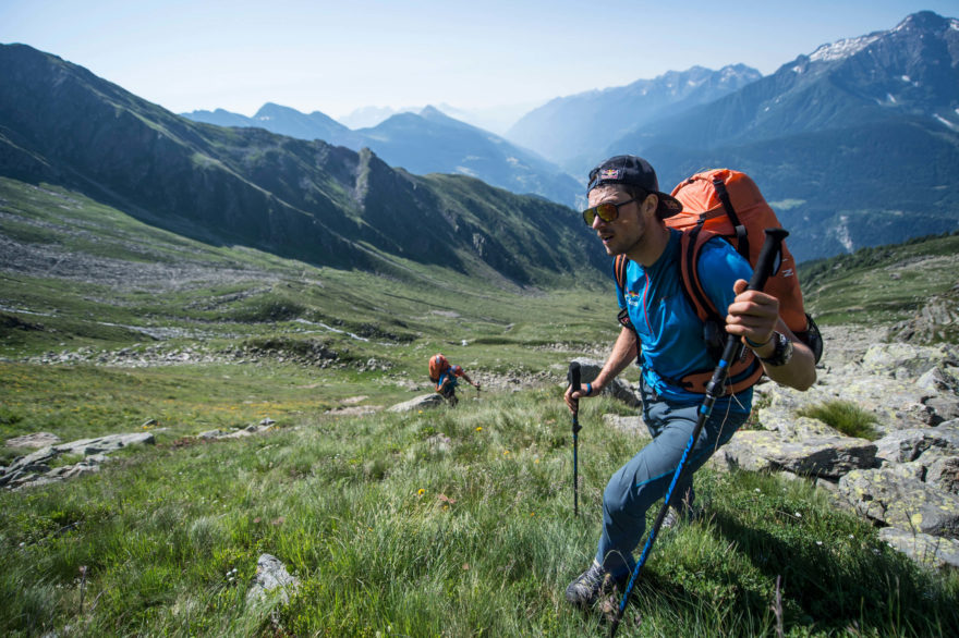 Na speed hiking vybírejte mezi nízkými botami nebo obuví, která chrání vaše kotníky.