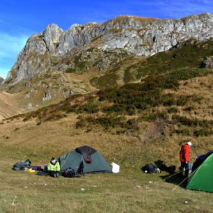 Volné táboření v Ligurských Alpách, Itálie.