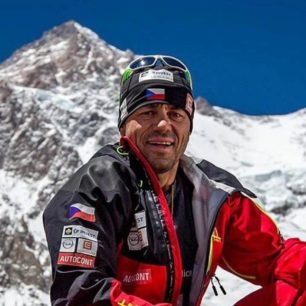 Český horolezec Radek Jaroš na vrcholu K2. Radek Jaroš je prvním českým držitelem Koruny Himálaje a patnáctým na světě, kdo zdolal všech 14 osmitisícovek bez použití umělého kyslíku.