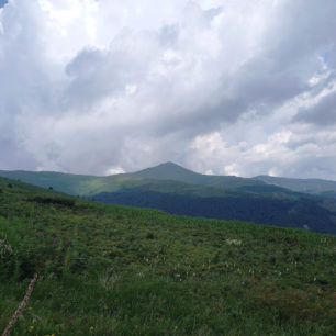 Pohled na východ z úbočí Srebrna glava na horu Kom, pohoří Stará planina, Srbsko