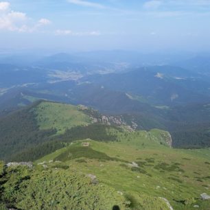 Impozantní pohled z Koprenu do Bulharska, přechod pohoří Stará planina v Srbsku