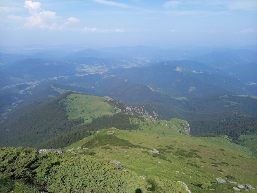 Impozantní pohled z Koprenu do Bulharska, přechod pohoří Stará planina v Srbsku