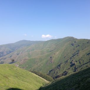 Srbská strana planiny, pohled na Martinova čuka, v pozadí Midžor