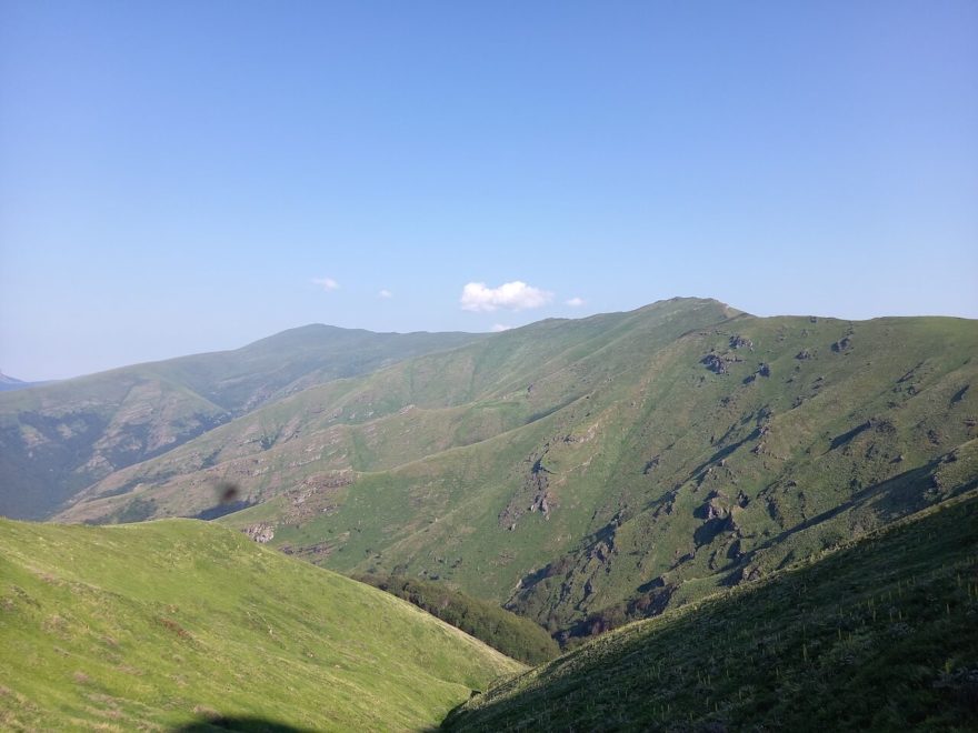 Srbská strana planiny, pohled na Martinova čuka, v pozadí Midžor