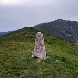 Tábořiště v sedle mezi Midžorem a Dupljakem (v pozadí), Srbsko