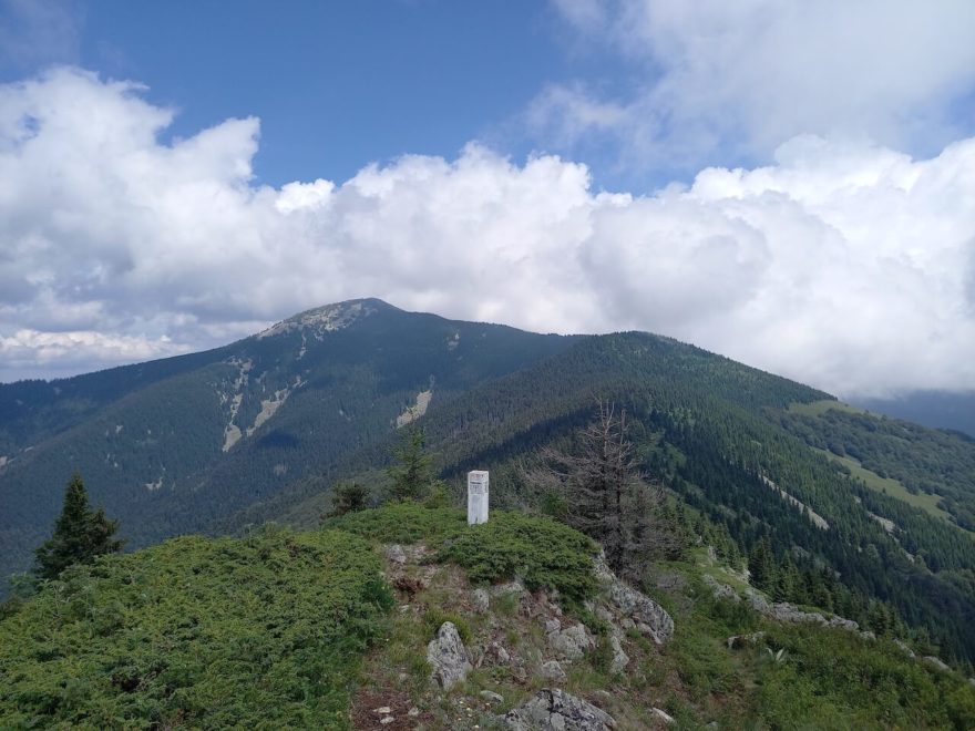 Zpětný pohled na Repljanskou Crkvu, přechod pohoří Stará planina v Srbsku