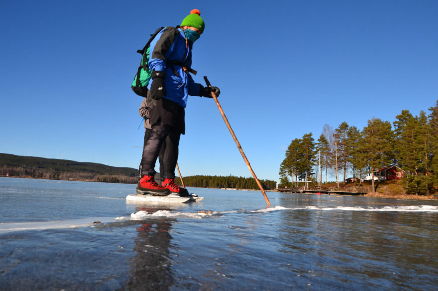 Bruslařská tyč slouží ke kontrole kvality a tloušťky ledu při dálkovém bruslení