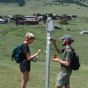Čeští a slovenští dobrovolníci natírají nové turistické značky, help-camp Gruzie