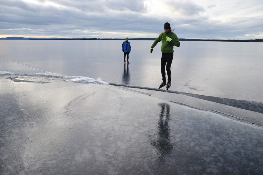 Skok přes prasklinu při dálkovém bruslení