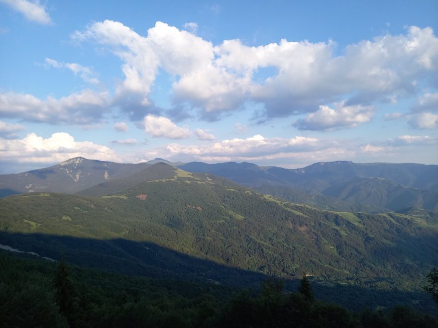 Panoramatický zpětný pohled na hlavní hřeben (vlevo) a boční hřeben Midžor-Babin Zub (v pozadí). Zleva: Repljanska Crkva, Midžor (před ním Šilja čuka), skála vpravo: Babin Zub, bílá tečka pod skálou: chata Babin Zub, Srbsko