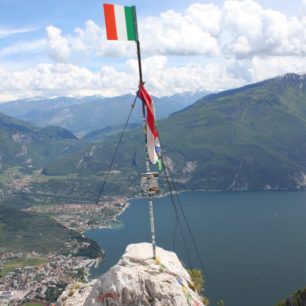 Italská vlajka na vrchol Cima SAT, ferrata Via dell'Amicizia, Lago di Garda, Itálie