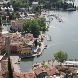 Pohled z ferraty na Riva del Garda - město v provincii Trentino u Lago di Garda, Itálie