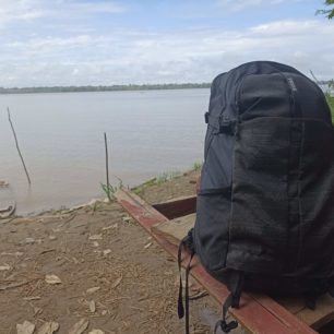 Batoh Thule Nanum 25 na břehu Amazonky
