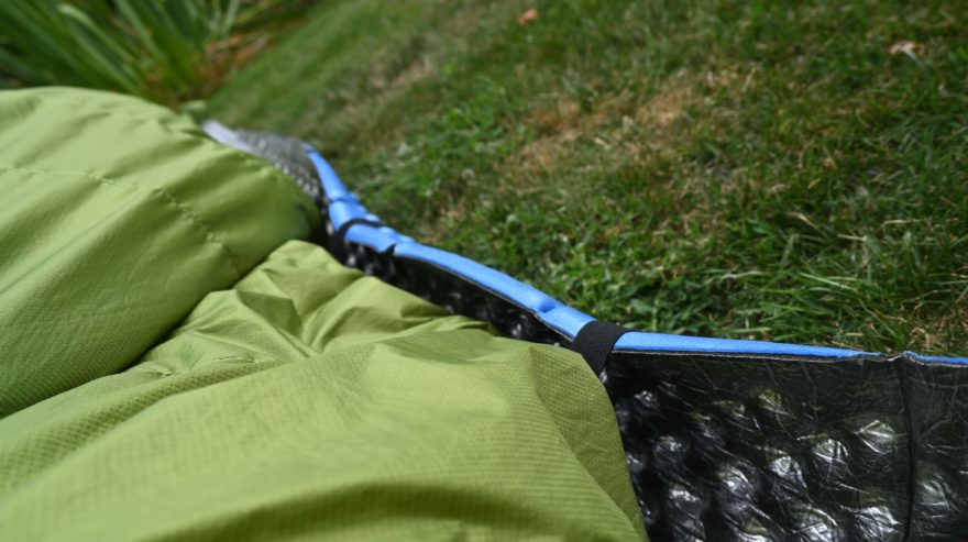 Fixace na pěnovou karimatku pomocí elastických popruhů - KWAK TOPQUILT ANURA A185